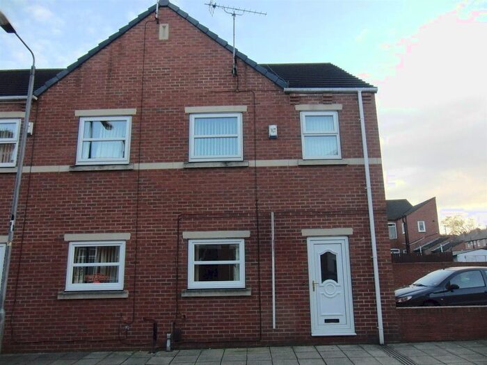 3 Bedroom Town House To Rent In Hugh Street, Castleford, WF10