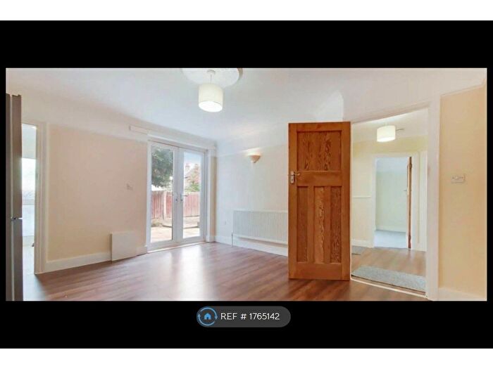 3 Bedroom Maisonette To Rent In Western Road, Mitcham, CR4