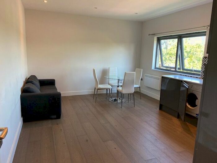 1 Bedroom Flat To Rent In Molly Millars Lane, Wokingham, RG41