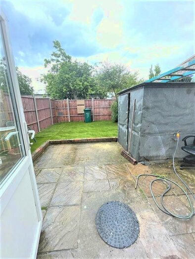 Studio To Rent In Woodville Gardens, London, NW11