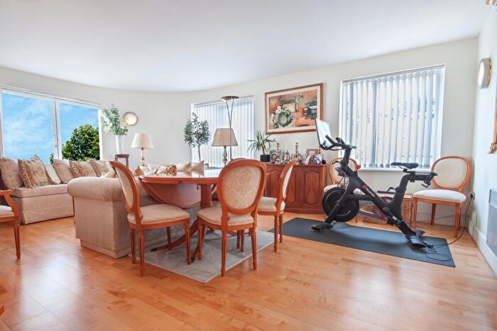2 Bedroom Apartment To Rent In Llanvanor Road, London, NW2
