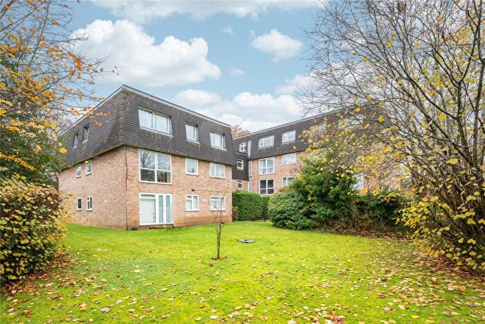 2 Bedroom Flat For Sale In Fairlawns, Addlestone Park, Addlestone, Surrey, KT15