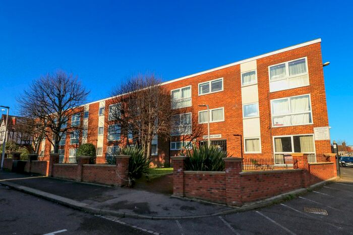2 Bedroom Flat To Rent In Highland Court, Gordon Road E18