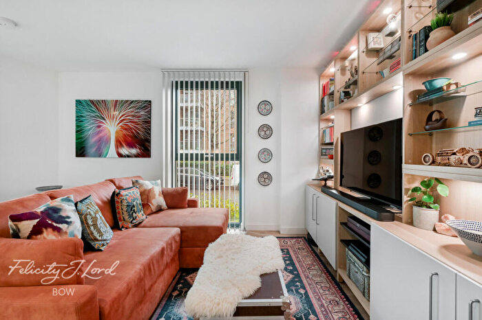 3 Bedroom Apartment For Sale In Radial Avenue, London, E14