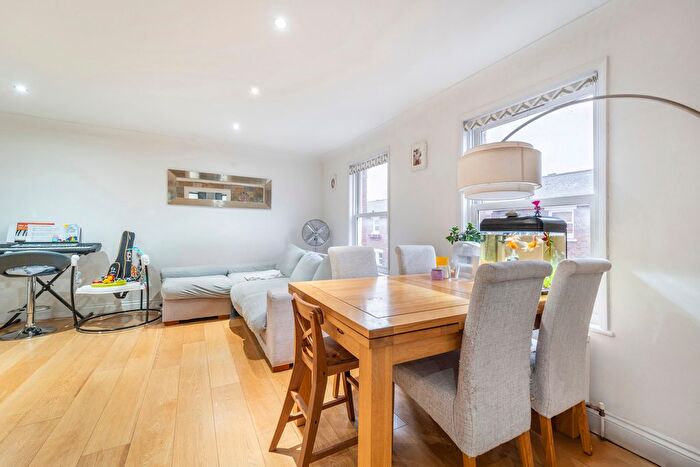 2 Bedroom Property To Rent In Lockesfield Place, Isle Of Dogs, E14