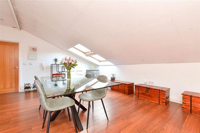 1 Bedroom Flat For Sale In Kings Lane, Sutton, Surrey, SM1