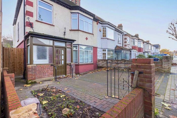 3 Bedroom Semi-Detached House To Rent In Granville Road, London, N12