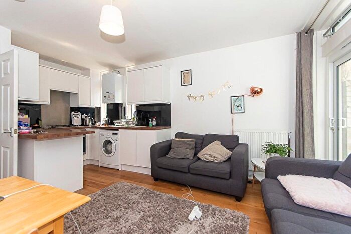 3 Bedroom Flat To Rent In Cedars Road, Clapham, SW4