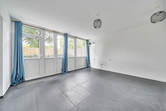 Studio To Rent In Kirwyn Way, Kennington, London, SE5