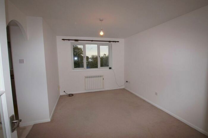 1 Bedroom Flat To Rent In Walpole Rd, SL1