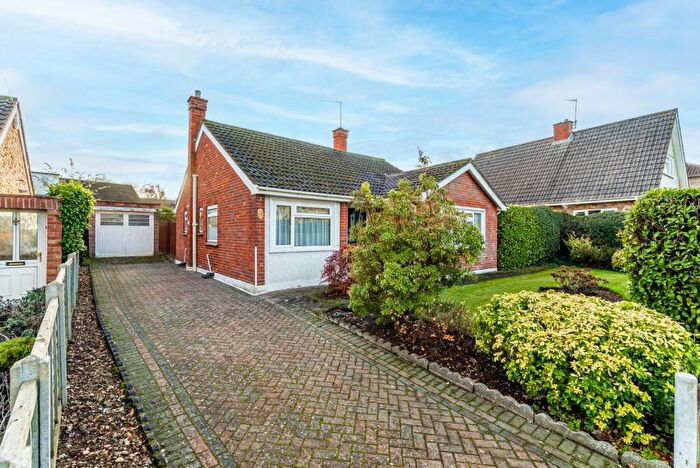 3 Bedroom Bungalow For Sale In Orchard Drive, Park Street, St. Albans, Hertfordshire, AL2