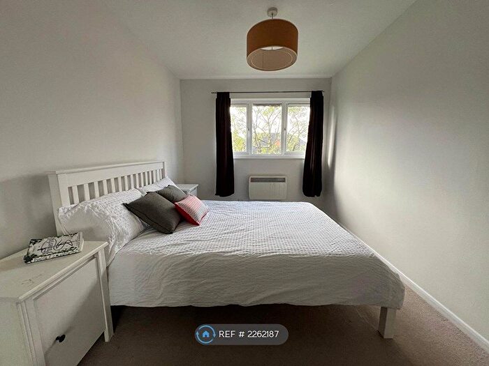 2 Bedroom Flat To Rent In Barnfield Close, London, SW17