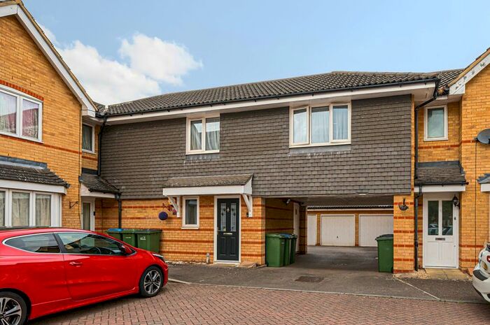 3 Bedroom Semi-Detached House To Rent In Stanley Close, London, SE9