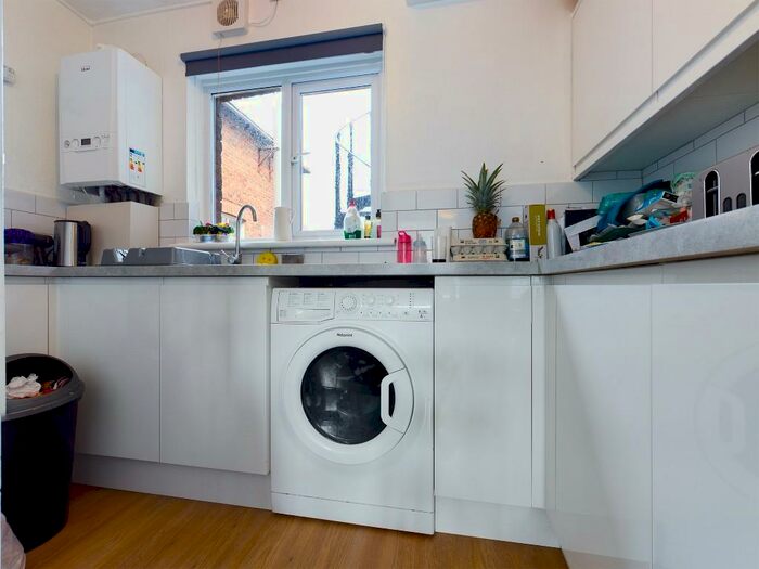 2 Bedroom Flat To Rent In Goring Road, Worthing, West Sussex, BN12