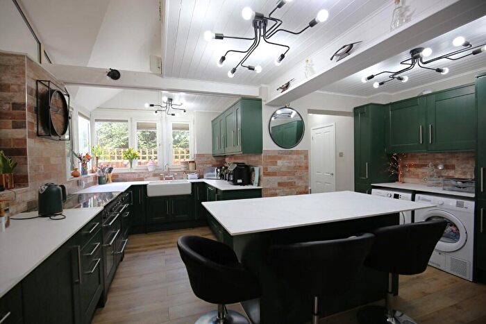 5 Bedroom Semi-Detached House For Sale In Dunstable Road, Tilsworth, Dunstable Bedfordshire, LU7