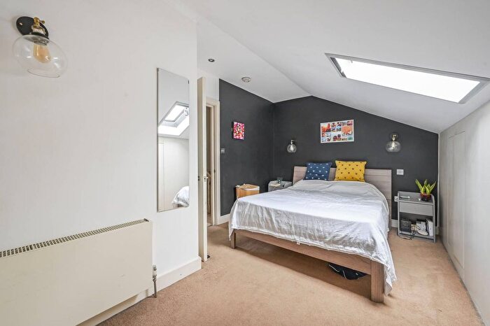 3 Bedroom Flat For Sale In Bow Road, Bow, London, E3