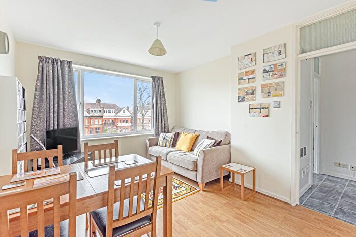 2 Bedroom Flat For Sale In Ballards Lane, Finchley, N3