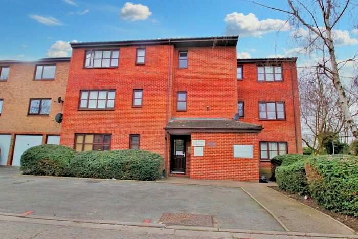 Studio To Rent In Waterside, Uxbridge, UB8