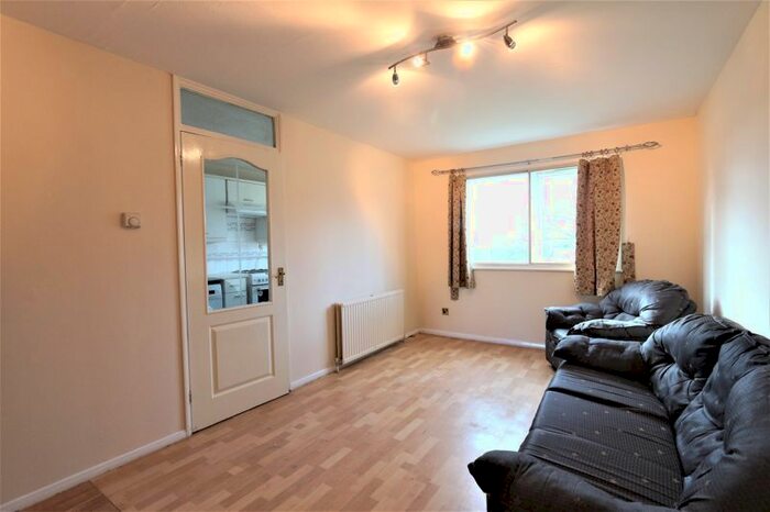 1 Bedroom Flat To Rent In Poplar Grove, London, N11