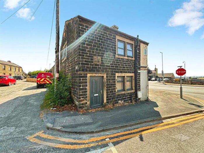 3 Bedroom End Of Terrace House For Sale In Buttershaw Lane, Bradford, BD6