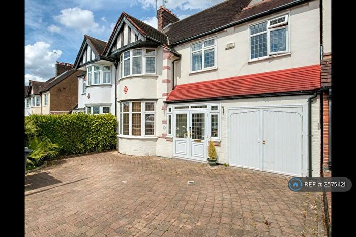 4 Bedroom Semi-Detached House To Rent In Hollywood Way, Woodford Green, IG8