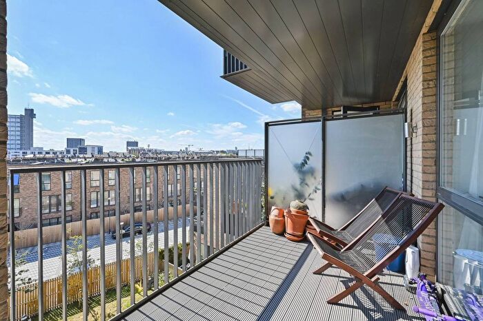 2 Bedroom Flat To Rent In Bruckner Street, Queen's Park, London, W10