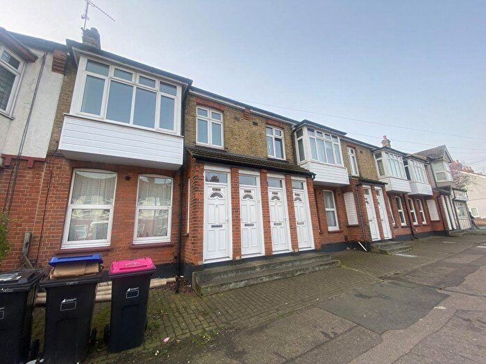 1 Bedroom Flat To Rent In Fairfax Drive - Westcliff : Online Registration, SS0