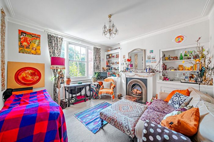 2 Bedroom Flat For Sale In Queen's Club Gardens, London, W14