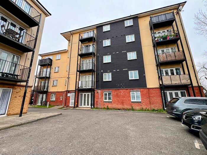 2 Bedroom Flat For Sale In Blackthorn Road, Ilford, IG1