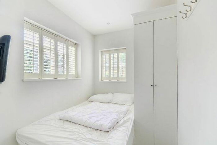 1 Bedroom Flat To Rent In Clapham Common South Side, Clapham Common South Side, London, SW4
