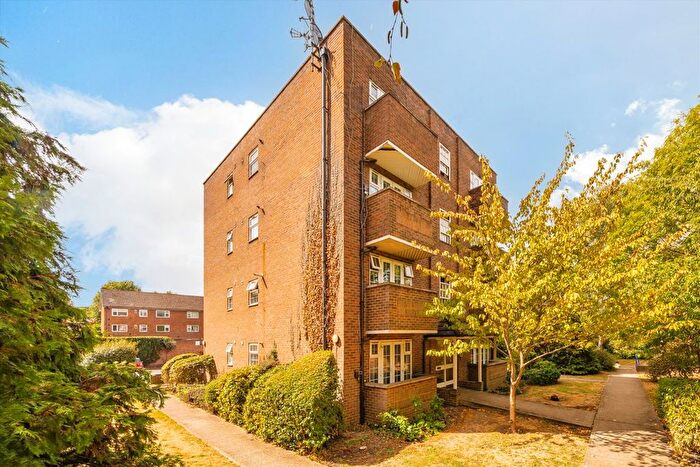 2 Bedroom Flat For Sale In Western Avenue, Ealing, W5