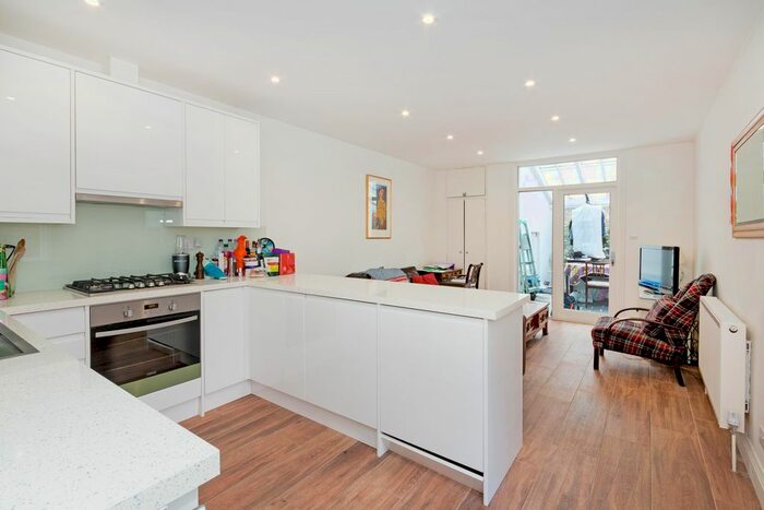 2 Bedroom Flat To Rent In Oxford Gardens, London, Uk, W10