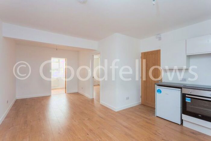 2 Bedroom Maisonette To Rent In Stonecot Hill, North Cheam, Sutton SM3