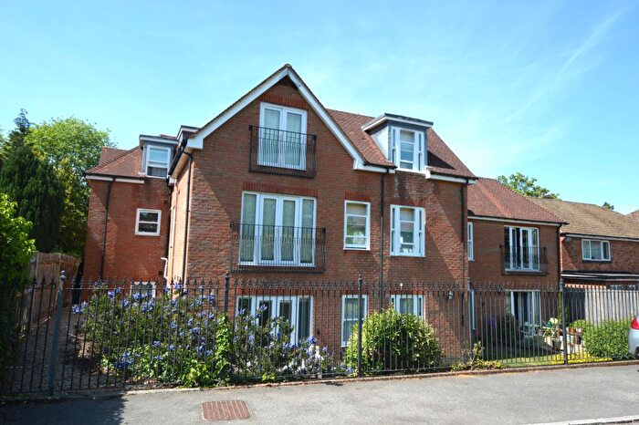 1 Bedroom Flat For Sale In London Road, Bagshot, GU19