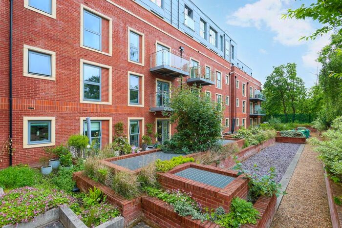 2 Bedroom Flat To Rent In Landmark Court, Queens Road, Weybridge, KT13