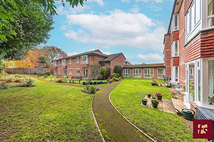 1 Bedroom Flat For Sale In Oak Lodge, New Road, Crowthorne, RG45