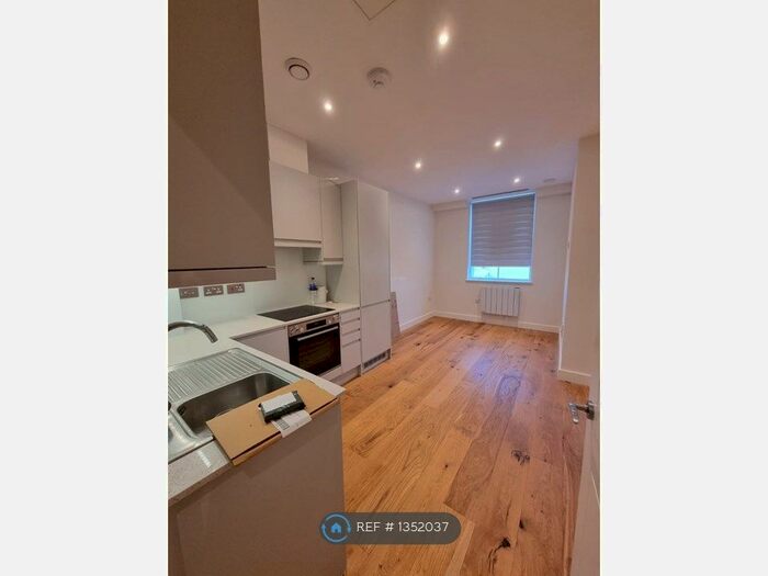 Studio To Rent In Vista Court, Harlington, Hayes, UB3