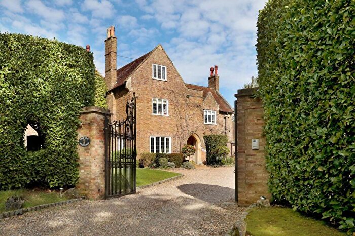 5 Bedroom Detached House To Rent In Long Grove, Seer Green, Beaconsfield, Buckinghamshire, HP9