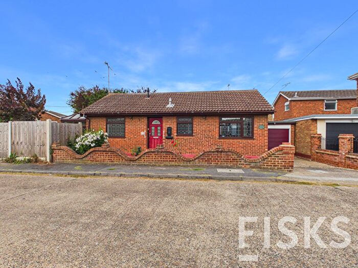 2 Bedroom Detached Bungalow For Sale In Gainsborough Avenue, Canvey Island, SS8