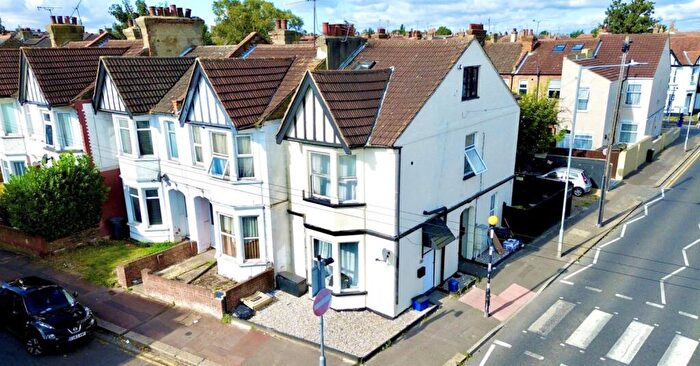 1 Bedroom Apartment For Sale In B Ramuz Drive, Westcliff-on-Sea, Southend-on-Sea, SS0
