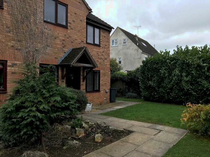 2 Bedroom Flat To Rent In The Larches, Carterton, OX18