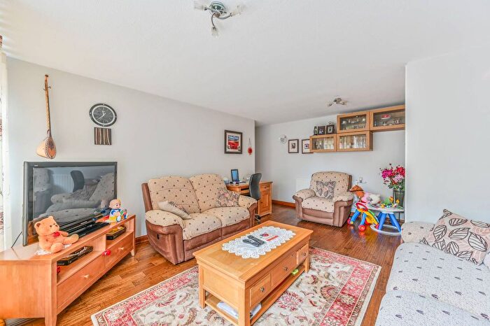 2 Bedroom Flat To Rent In Dorset Road, Oval, London, SW8