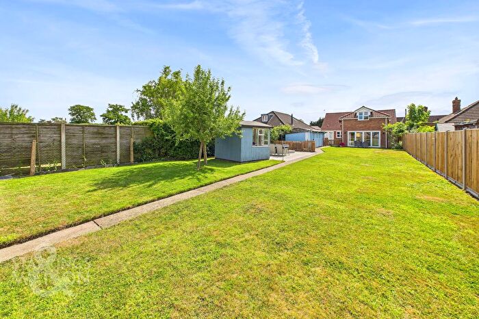 4 Bedroom Bungalow For Sale In New Road, Hethersett, Norwich, NR9