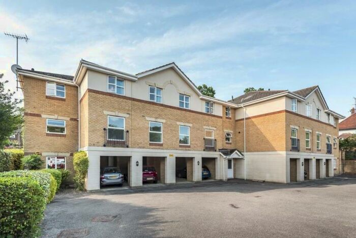 2 Bedroom Flat To Rent In St Johns, Woking, GU21