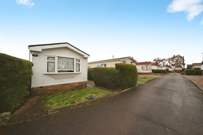 2 Bedroom Park Home For Sale In Little Meadow, Luton, LU1