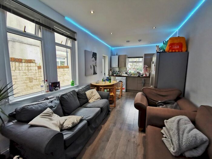 6 Bedroom Property To Rent In Mackintosh Place, Roath, Cardiff, CF24