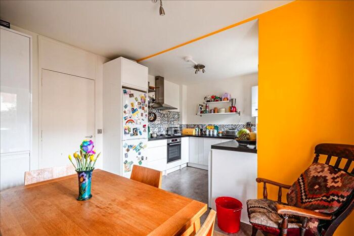 2 Bedroom Apartment For Sale In Tiber Gardens, Islington, N1