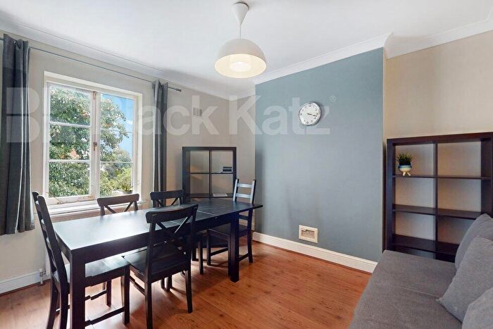 3 Bedroom Flat To Rent In Rochester Road, Camden, NW1