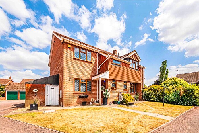 4 Bedroom Detached House For Sale In Wallace Drive, Eaton Bray, Bedfordshire, LU6