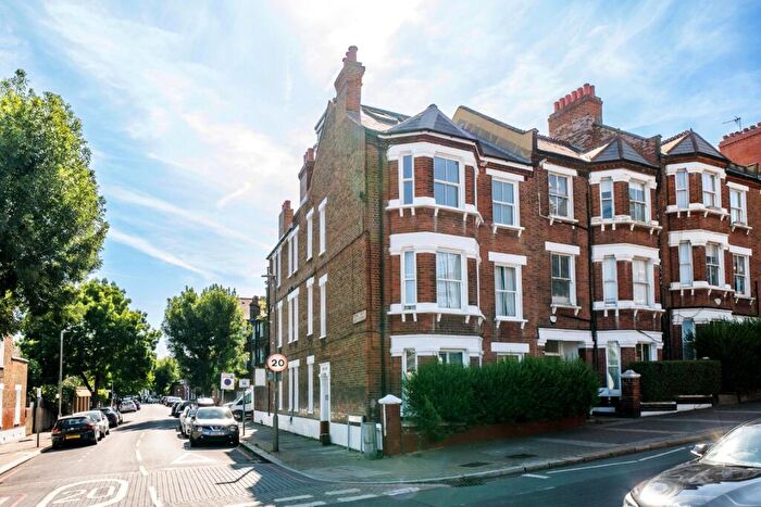 3 Bedroom Flat For Sale In Latchmere Road, London, SW11